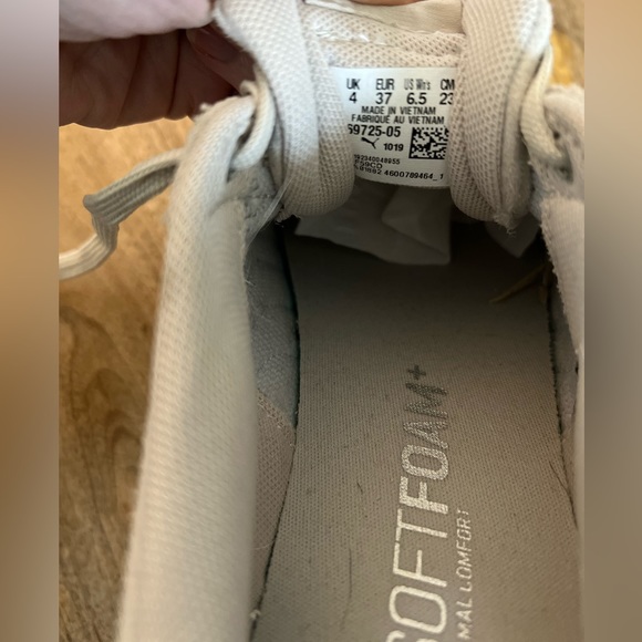 Puma Classic Suede Sneakers- like new - Picture 2 of 5